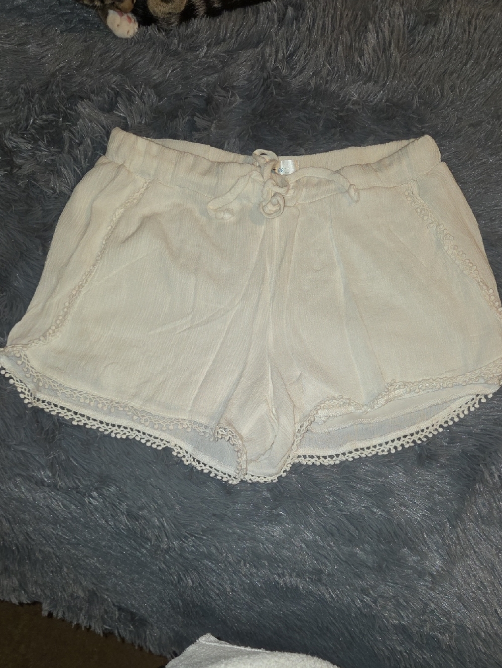 Women's lined short with trim